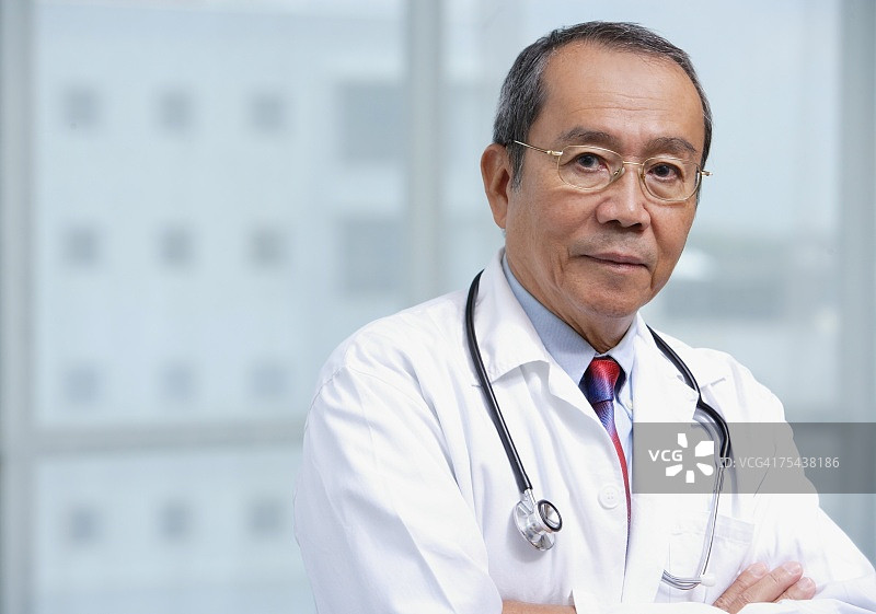 交叉双臂看着镜头的医生图片素材