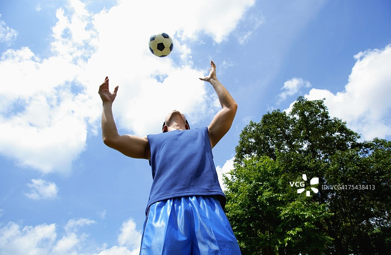 男人接足球图片素材