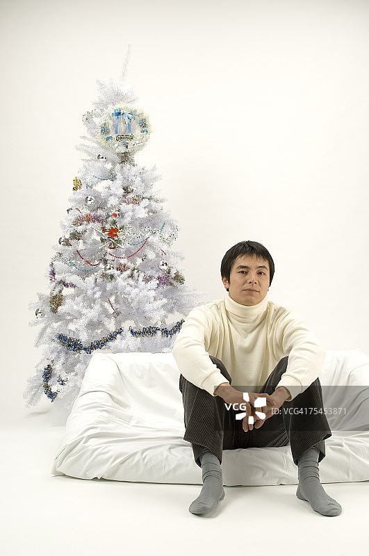 独自过圣诞节的年轻男人图片素材
