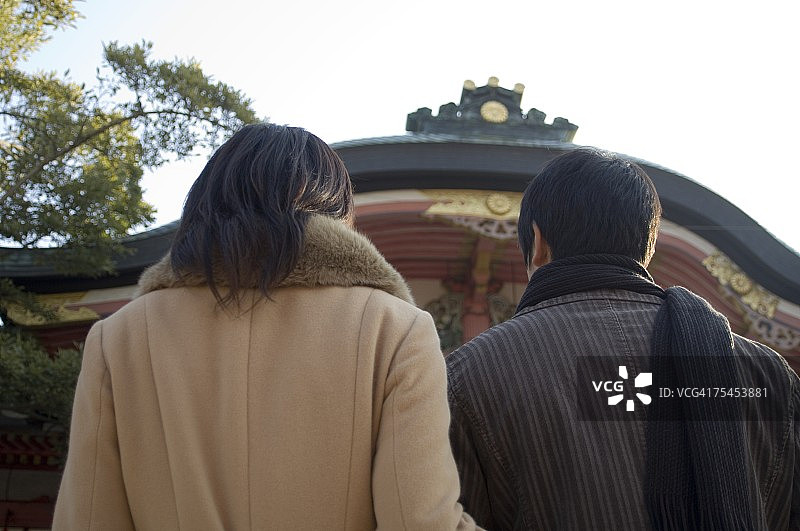 神社里的情侣背影图片素材