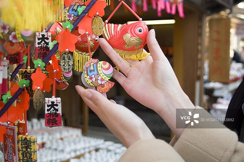 手持装饰品的年轻女子图片素材