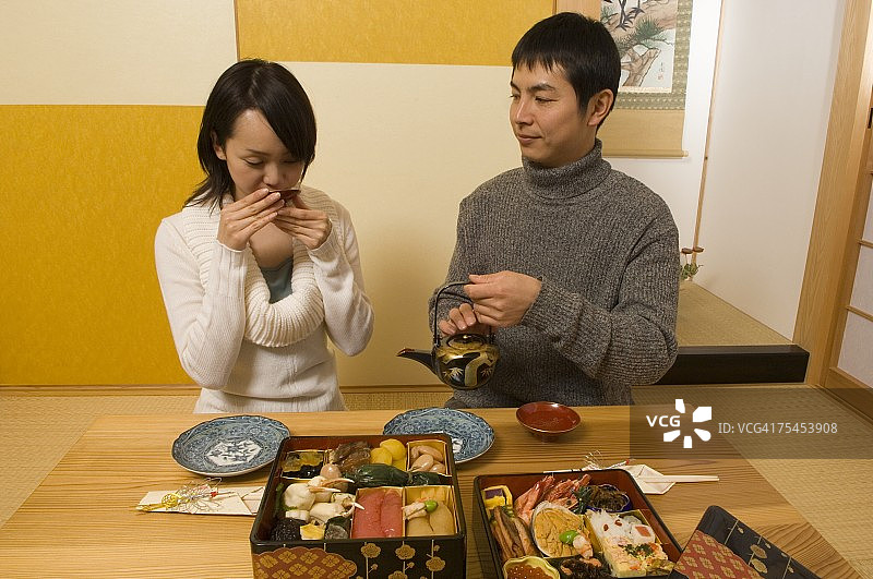 情侣喝日本清酒图片素材