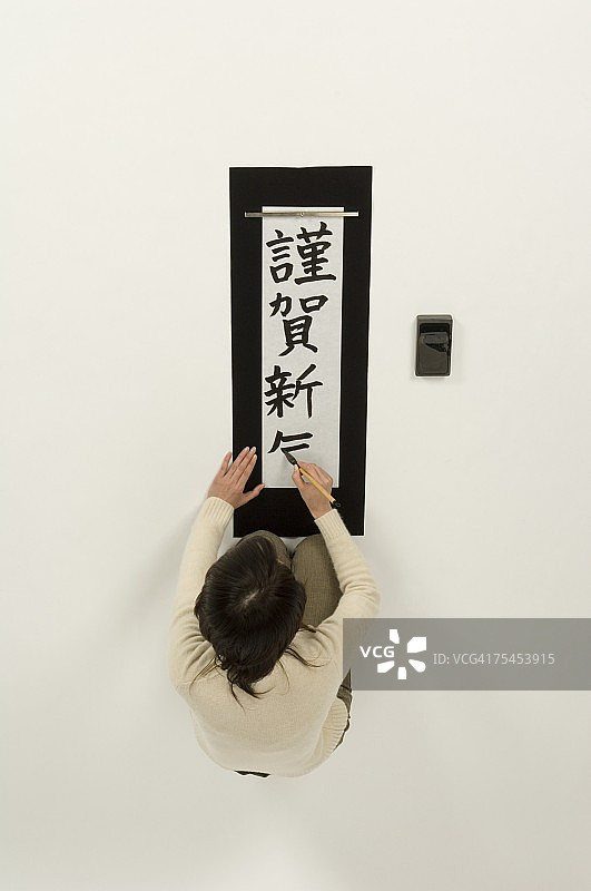年轻女人用毛笔写信图片素材