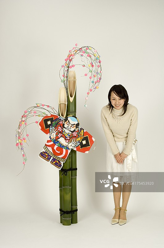 年轻女人和新年装饰品图片素材