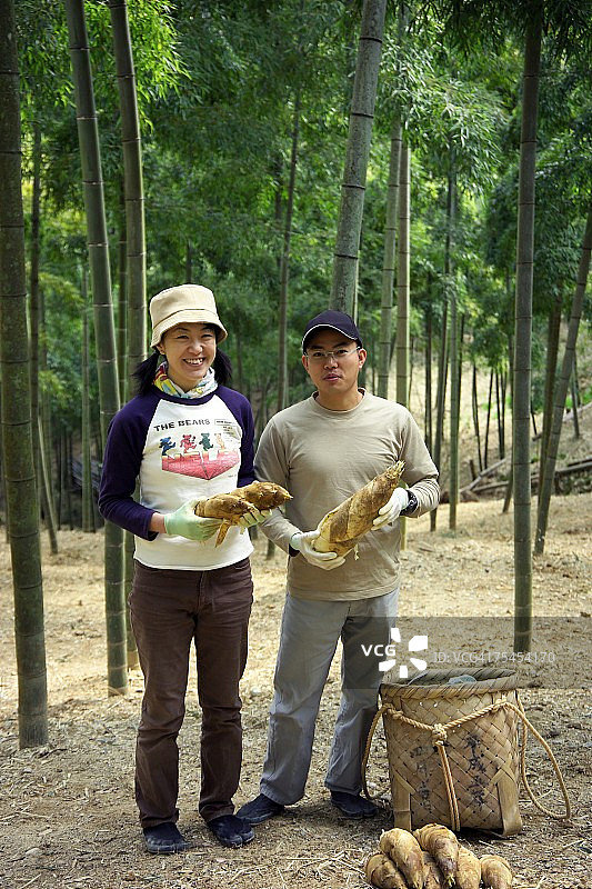 年轻人手持竹笋图片素材