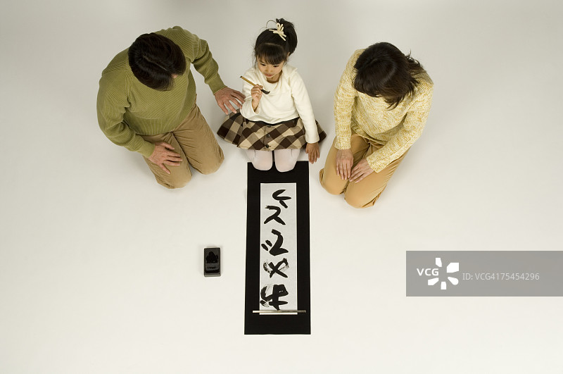 女孩用毛笔写信图片素材