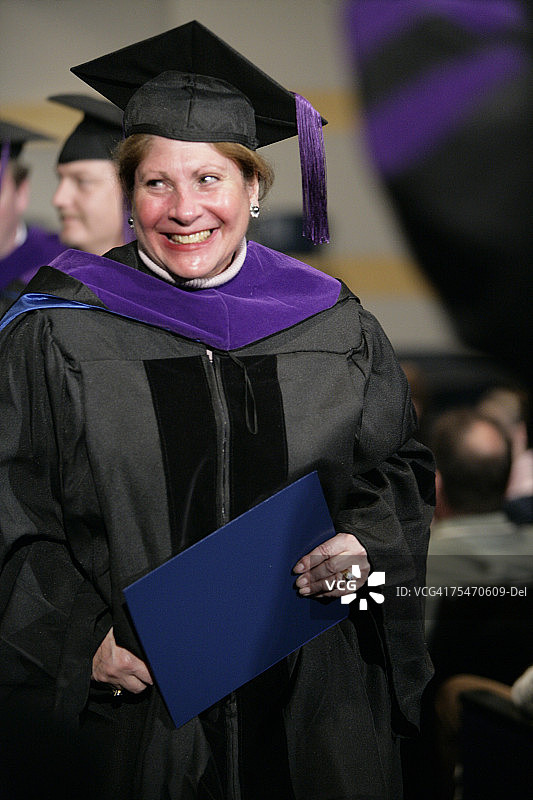 一位法学院毕业生在微笑图片素材