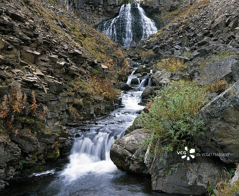 黄石国家公园的乡村风瀑布和层叠，美国怀俄明州的秋色图片素材