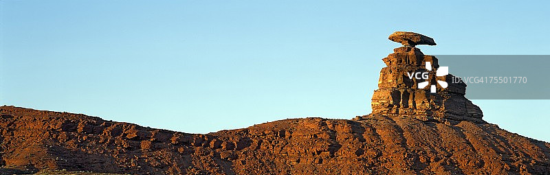 墨西哥帽镇外的墨西哥帽岩层，美国犹他州图片素材