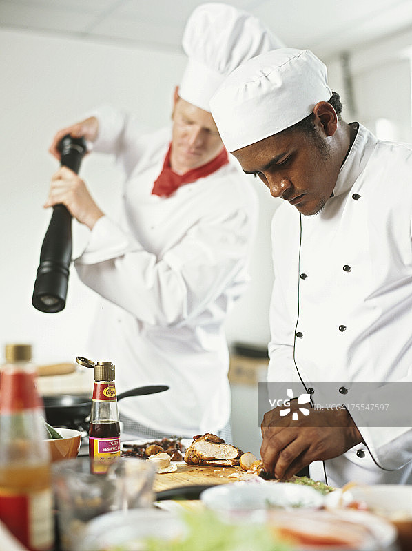 两位厨师在厨房准备食物图片素材