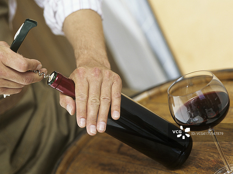 男人开红酒瓶，手部特写图片素材