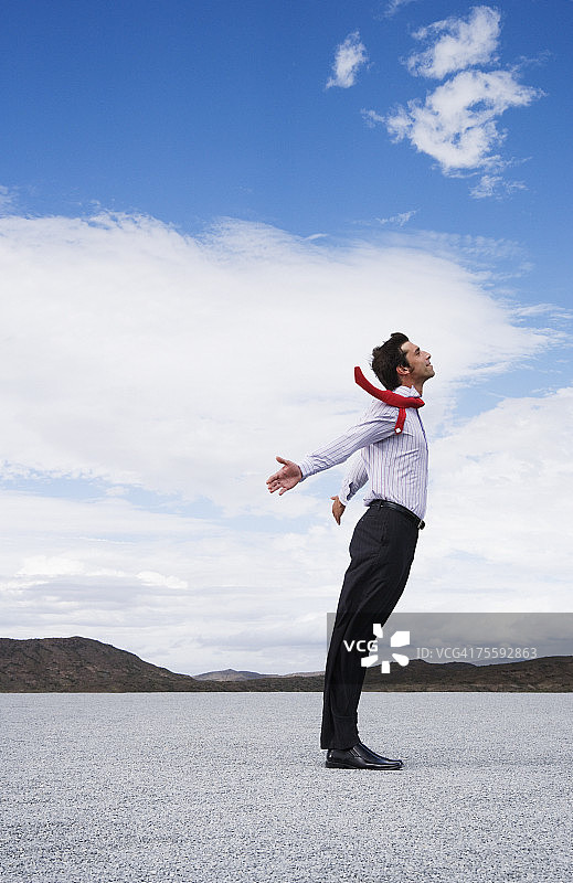 男人逆风图片素材
