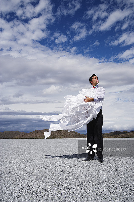 男人在风中拿着一堆纸图片素材