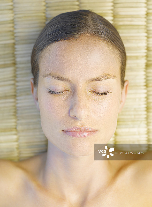 女人在按摩台上放松图片素材