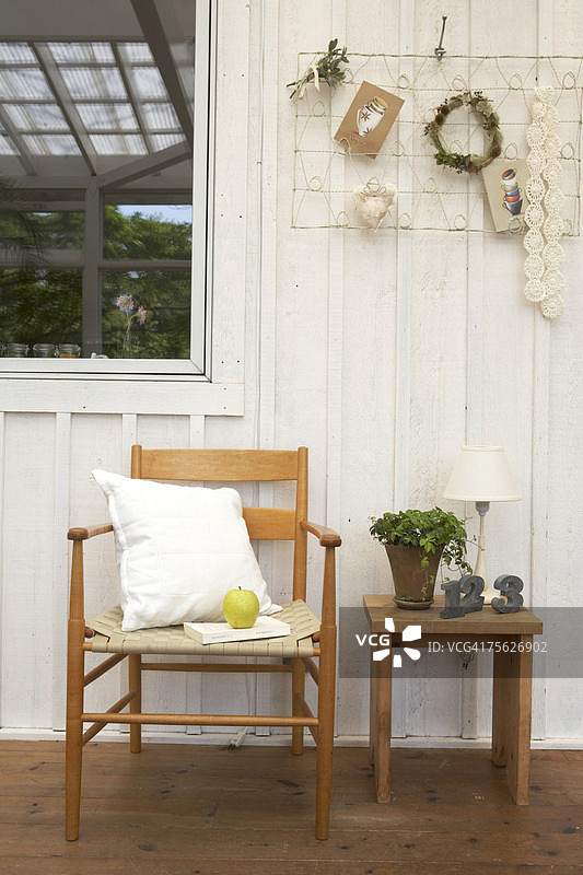 木地板上的木制家具和古董装饰图片素材