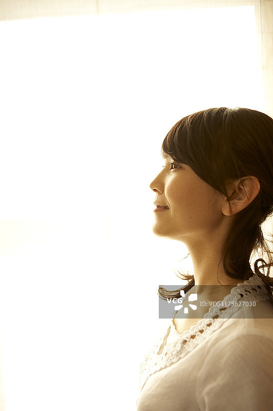 室内回头的女人图片素材