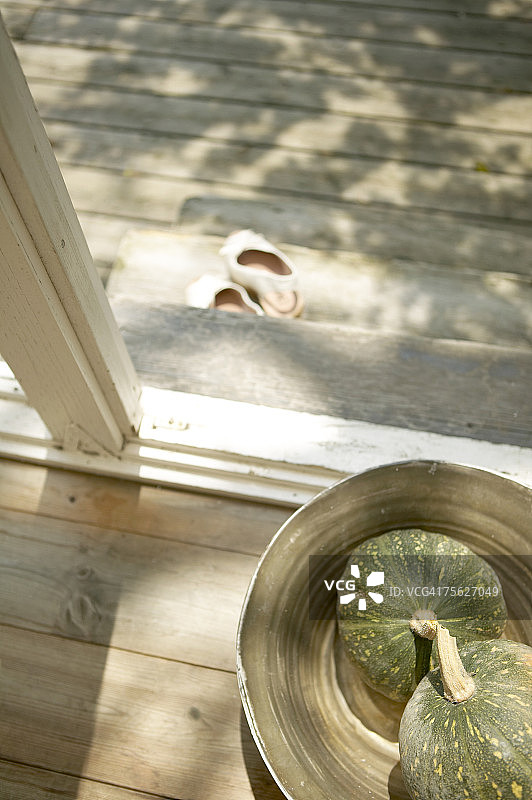 露台上古董桶里的装饰南瓜图片素材