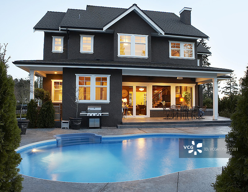加拿大不列颠哥伦比亚萨里房屋后院泳池黄昏图片素材