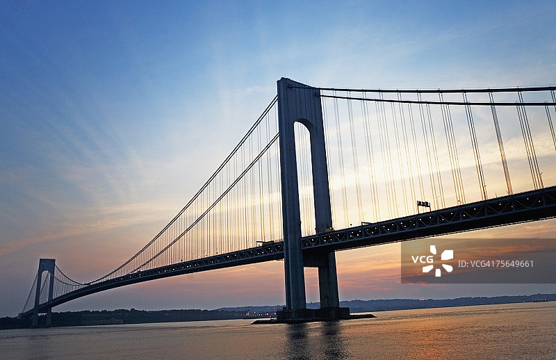 美国纽约韦拉札诺大桥的日出图片素材