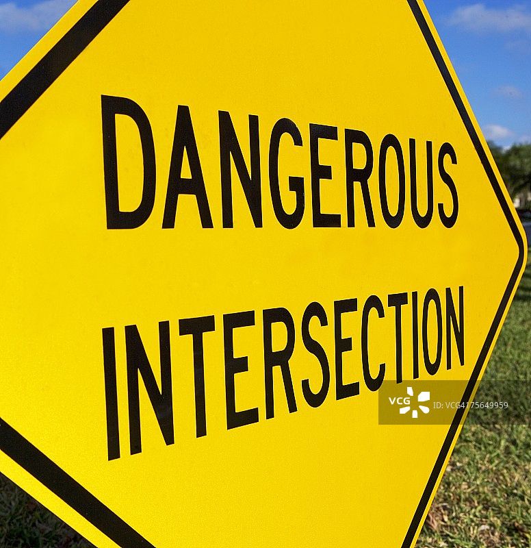 危险路口标志特写图片素材