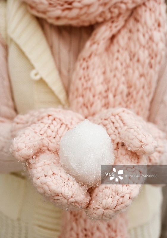 戴着手套手捧雪球的人图片素材