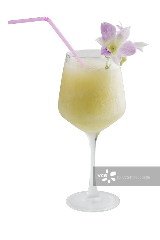 带吸管和鲜花的混合鸡尾酒图片素材