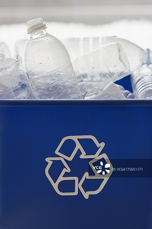 装满瓶子的垃圾回收箱图片素材