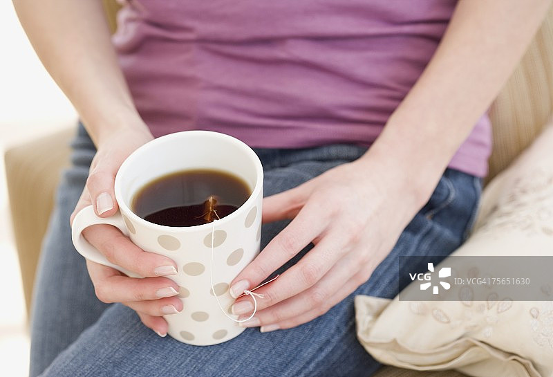 女人拿着茶杯图片素材