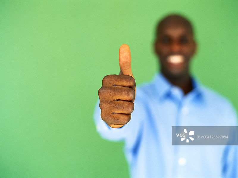 男人展示点赞手势，聚焦手指特写图片素材