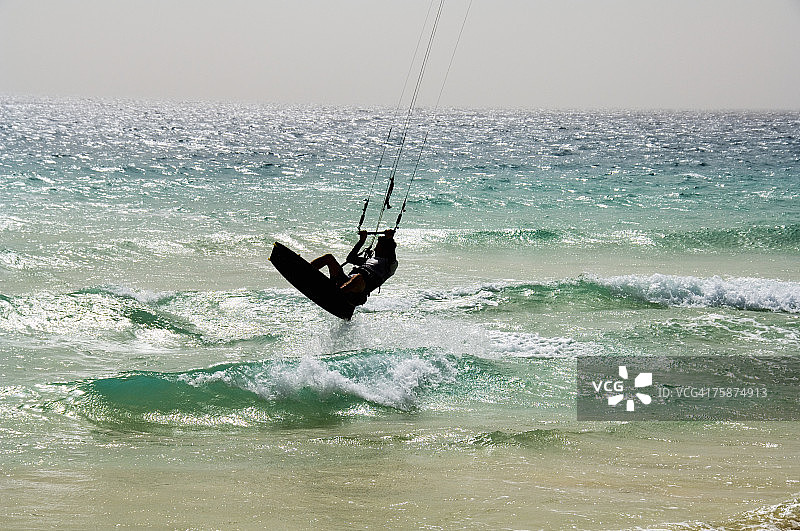 在佛得角萨尔岛圣玛丽亚体验风筝冲浪图片素材