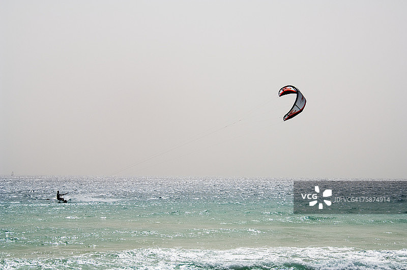 在佛得角萨尔岛圣玛丽亚体验风筝冲浪图片素材