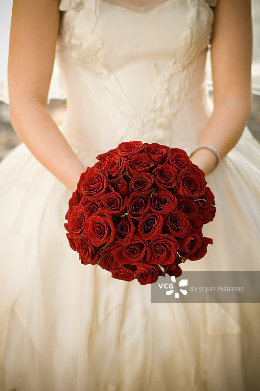 新娘手捧玫瑰花束，中段拍摄图片素材