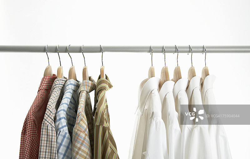 衬衫与休闲衬衫挂在一起图片素材