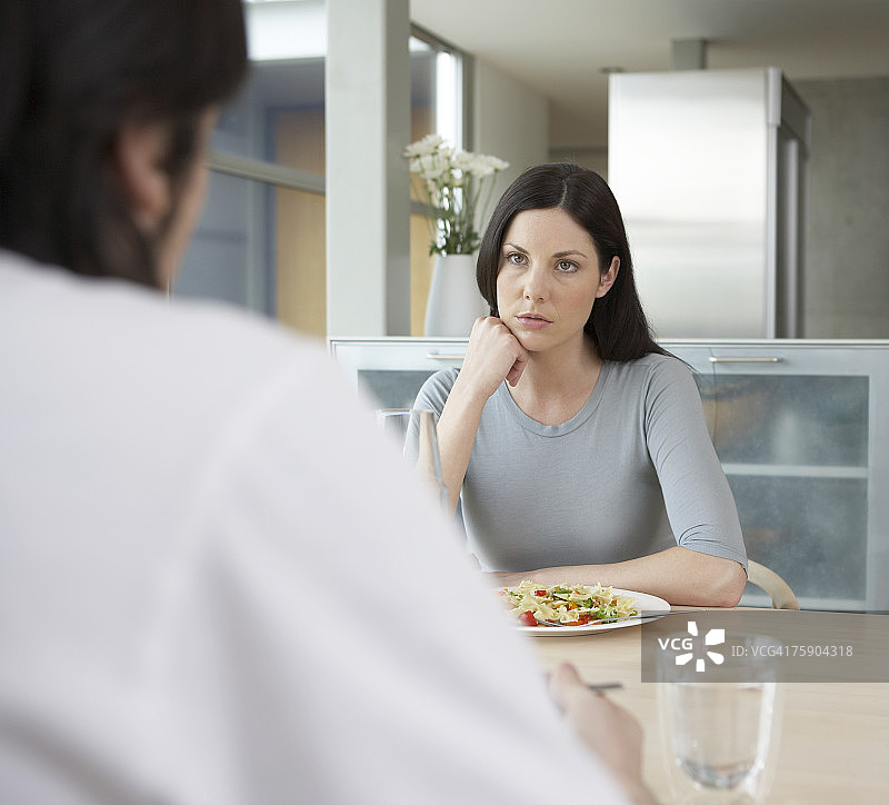 女人和男人一起用餐图片素材