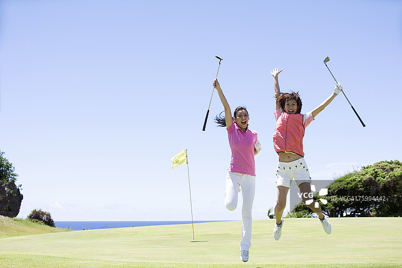 在golf球场上跳跃的女士图片素材