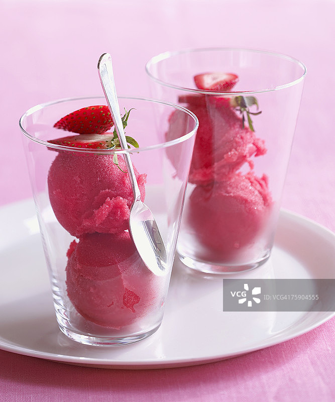 两杯含新鲜草莓装饰的草莓冰糕特写图片素材