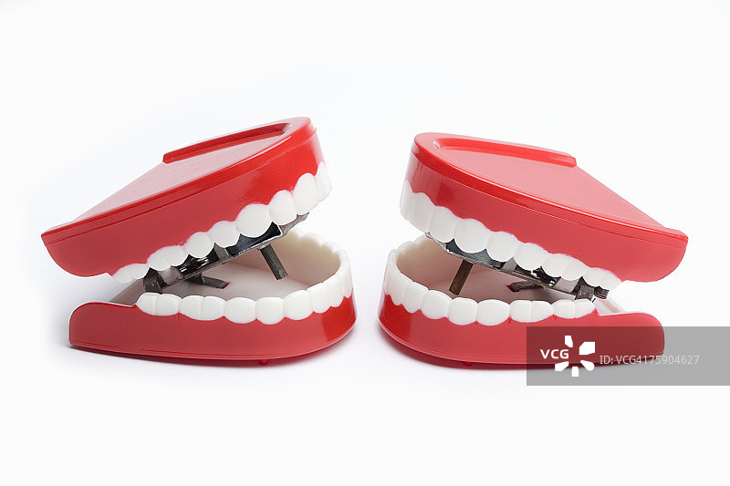 白色背景上的搞笑牙齿图片素材