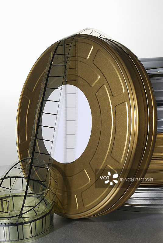 带有空白标签和片头的35毫米电影胶片罐图片素材