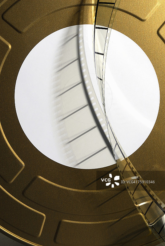 带有空白标签和片头的35毫米电影胶片罐图片素材