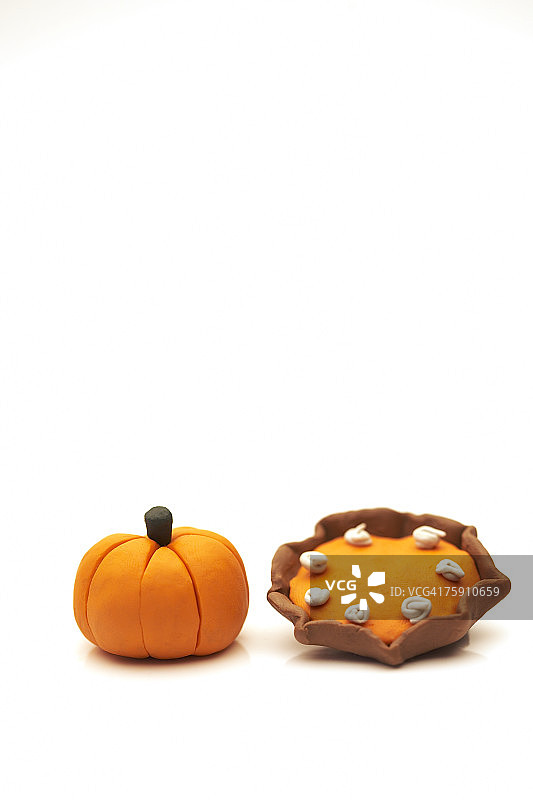 白色背景上的感恩节南瓜和南瓜派粘土模型图片素材