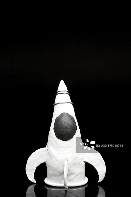黑色背景上的白色黏土火箭图片素材