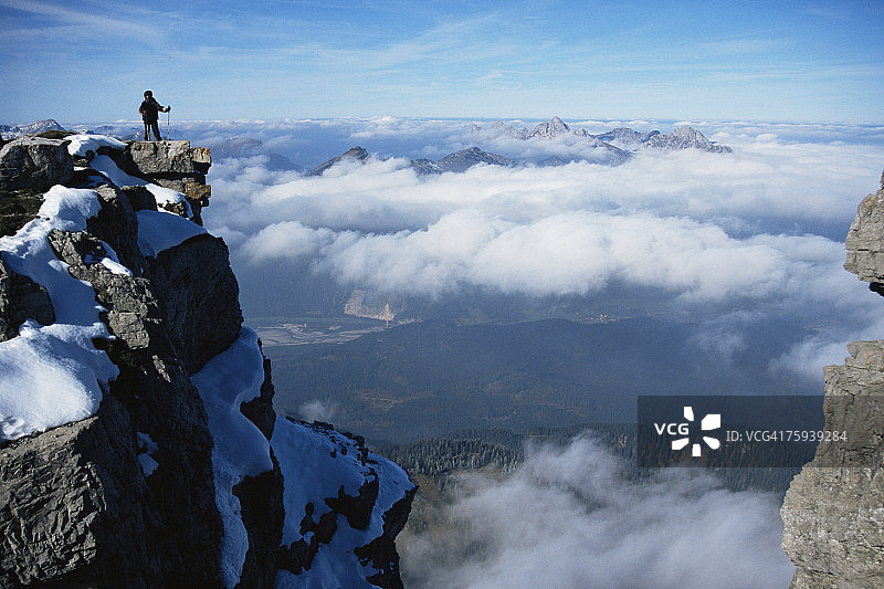 登山者在山顶图片素材