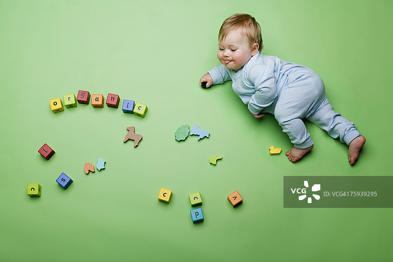 玩着拼出“有机”积木的婴儿图片素材