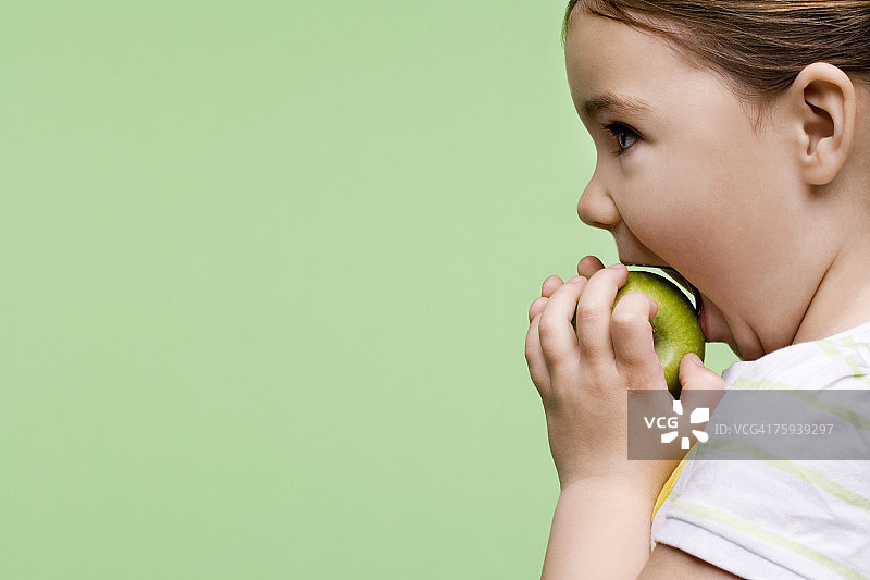 女孩在吃苹果图片素材