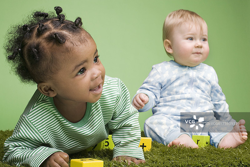 玩积木的婴儿图片素材