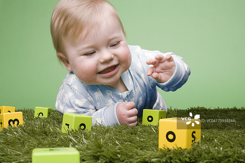玩积木的婴儿图片素材