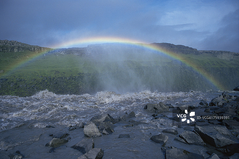 黛提瀑布上空的彩虹图片素材