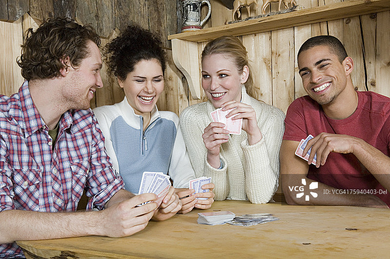 朋友们在小木屋里玩牌图片素材