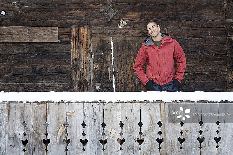 男子站在小屋外图片素材