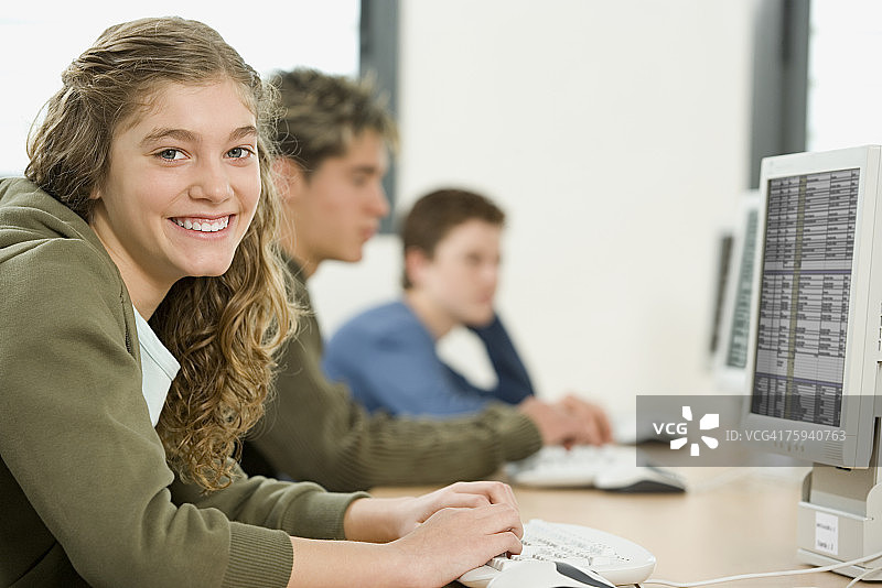 在电脑房里的女孩图片素材